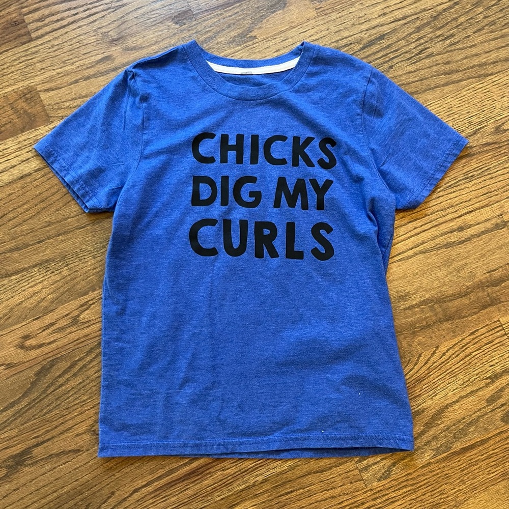 Boys CHICKS DIG MY CURLS Blue T-Shirt Size 5/6 Joke Fun playful School